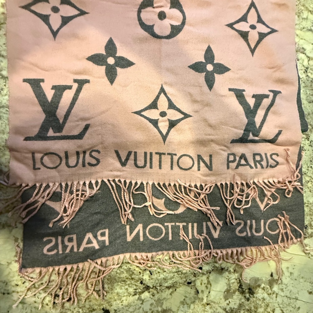 Louis Vuitton VIP Cashmere reversible scarf